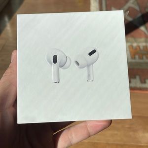 Apple AirPod Pro with MagSafe Charging Case